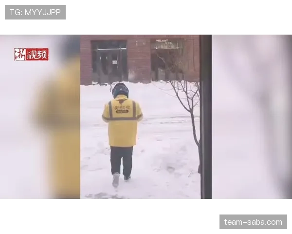 梁伟铿穿得像要上红毯，旁边的外卖小哥尴尬笑着看