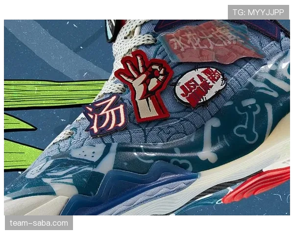 李梓嘉打完训练蹲路边吃盒饭，我竟然被他旁边那双限量球鞋给震住